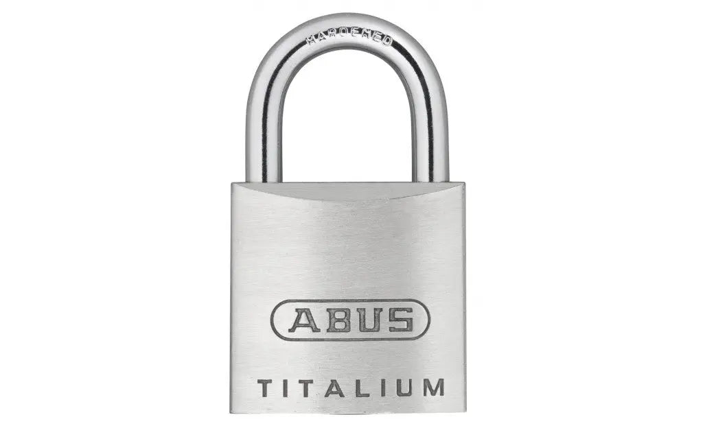 Abus Hangslot Titalium 20mm. Slotkast van massief TITALIUM™ speciaal aluminium. Hardstalen beugel met NANO PROTECT™ voor een optimale bescherming tegen corrosie. Precisiecilinder met een paracentrisch sleutelprofiel voor meer weerstand tegen manipulati... - AE-trading