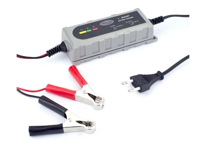 Höfftech Accu druppellader 'Pro' 12V 1.0 Ampère, Geschikt voor alle soorten gel en loodaccu's. Type oplader: intelligent 5 Fasen Oplaadsysteem (1.0A) LED indicatie en beveiligd tegen overladen. Kabellengte: 1,5 Meter. Spanning: 220V - AE-trading