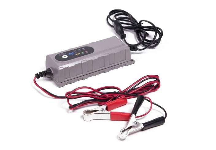 Höfftech Accu druppellader 'Expert' 6V-12V 3.8 Ampère, Geschikt voor alle soorten gel en loodaccu's. Type oplader: intelligent 5 Fasen Oplaadsysteem (0.8A - 3.8A) LED indicatie en beveiligd tegen overladen. Kabellengte: 1,5 Meter. Spanning: 220V - AE-trading