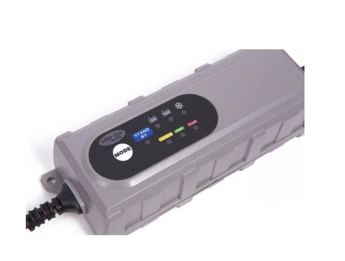 Höfftech Accu druppellader 'Expert' 6V-12V 3.8 Ampère, Geschikt voor alle soorten gel en loodaccu's. Type oplader: intelligent 5 Fasen Oplaadsysteem (0.8A - 3.8A) LED indicatie en beveiligd tegen overladen. Kabellengte: 1,5 Meter. Spanning: 220V - AE-trading
