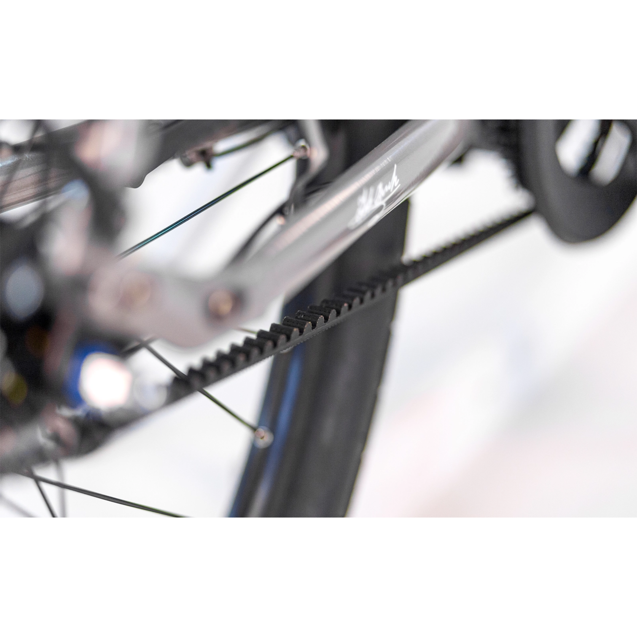 Puch E-Felice N7 - Elektrische Fiets - Aluminium Grijs - Belt Drive - 48cm - Lage Instap - 720Wh Accu Capaciteit - 250W Ananda Middenmotor - Hydraulische Remmen