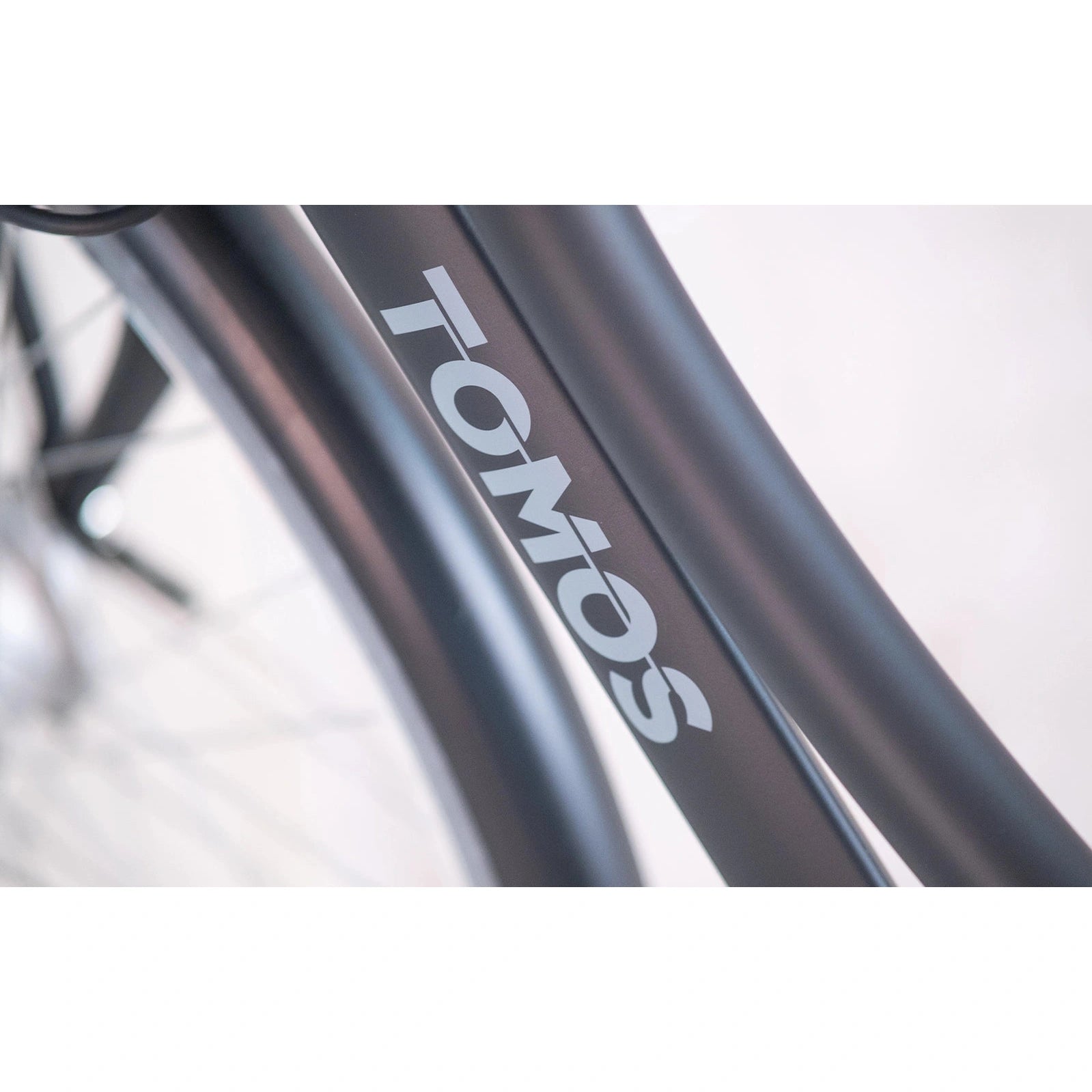 Tomos EB 08 – Coal Black Matt – Elektrische Stadsfiets – 28 inch – Ananda 250W Voorwielmotor – Shimano Nexus 3 Versnellingen – 522 Wh Accu – Framemaat 50 cm - AE-trading