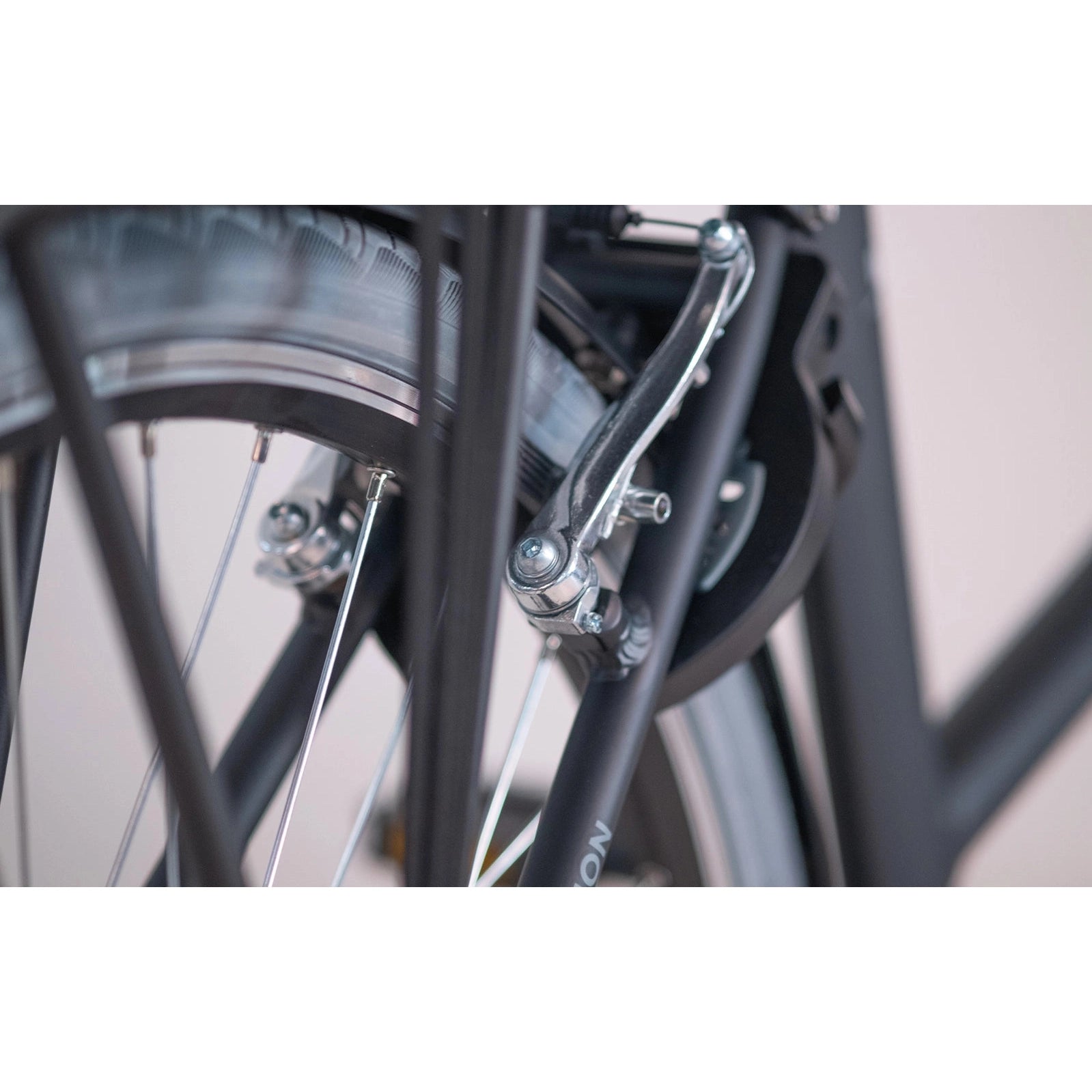 Tomos EB 08 – Coal Black Matt – Elektrische Stadsfiets – 28 inch – Ananda 250W Voorwielmotor – Shimano Nexus 3 Versnellingen – 522 Wh Accu – Framemaat 50 cm - AE-trading