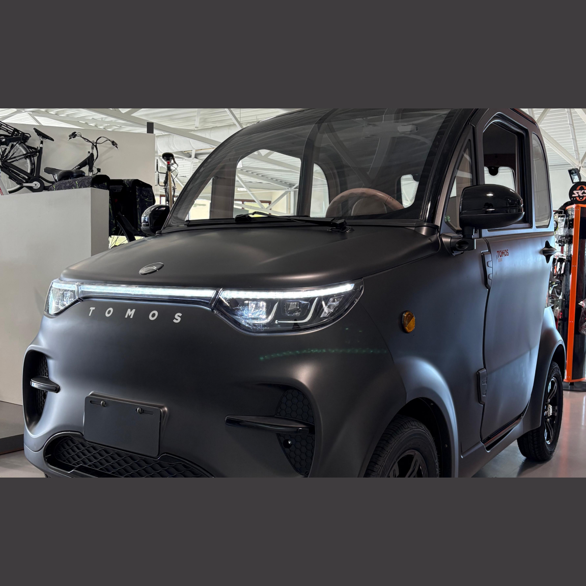 Tomos EC01 – Elektrische Brommobiel – Microcar 45 km/u – 2500W Motor – 100 km Actieradius – 2-zitter met Luxe Uitvoering - Wit