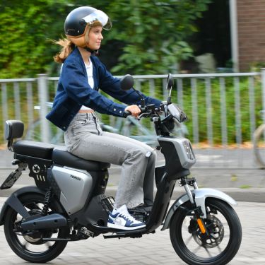 Tomos ES 01 – Mat Zwart – Elektrische Scooter – 1000W Motor – 60V/25Ah Accu – 25 km/u - AE-trading