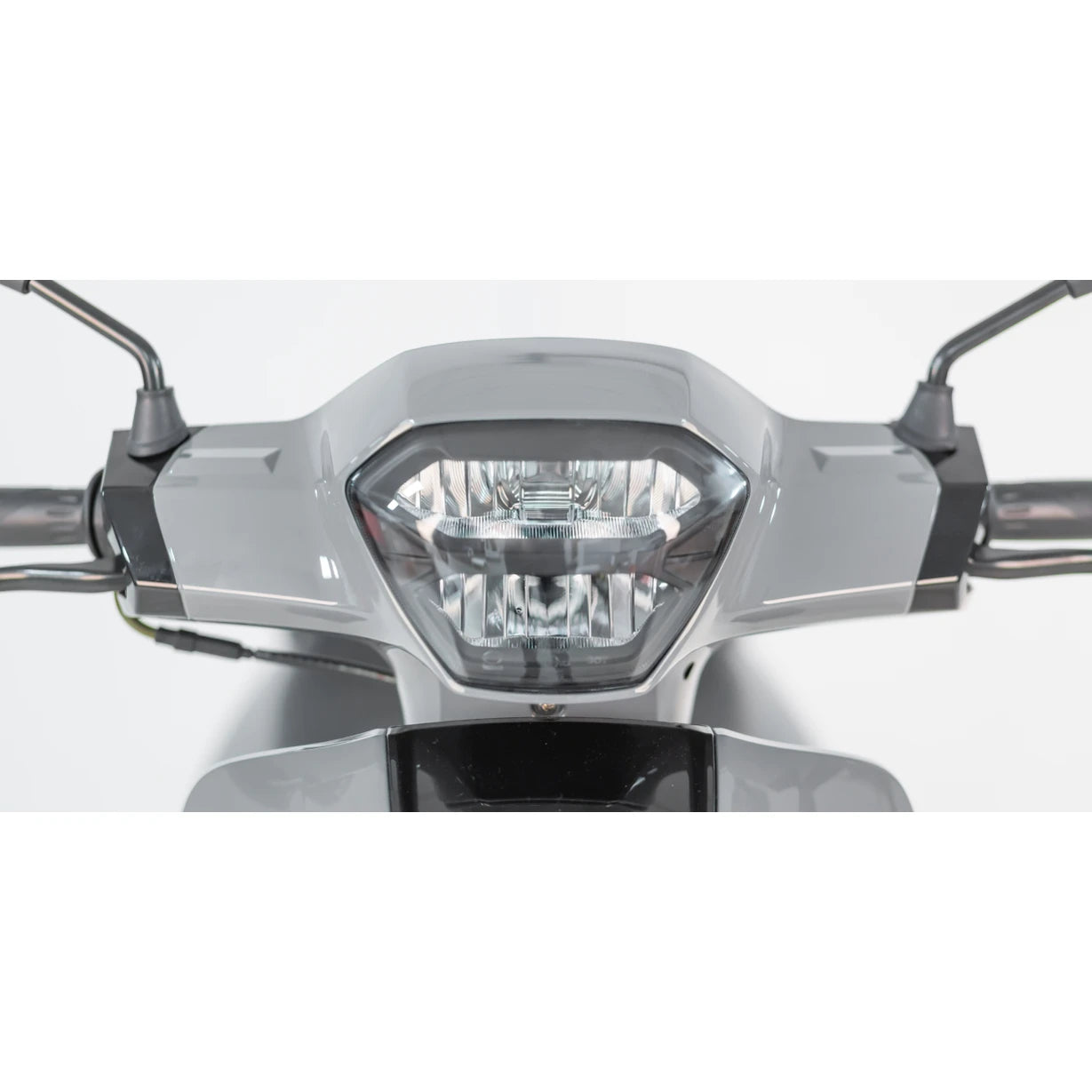 Tomos GS 02 – Grijs – Euro 5+ Benzinescooter – 49cc – 1,9 kW – CVT – LED-verlichting – 16/14 inch wielen - AE-trading