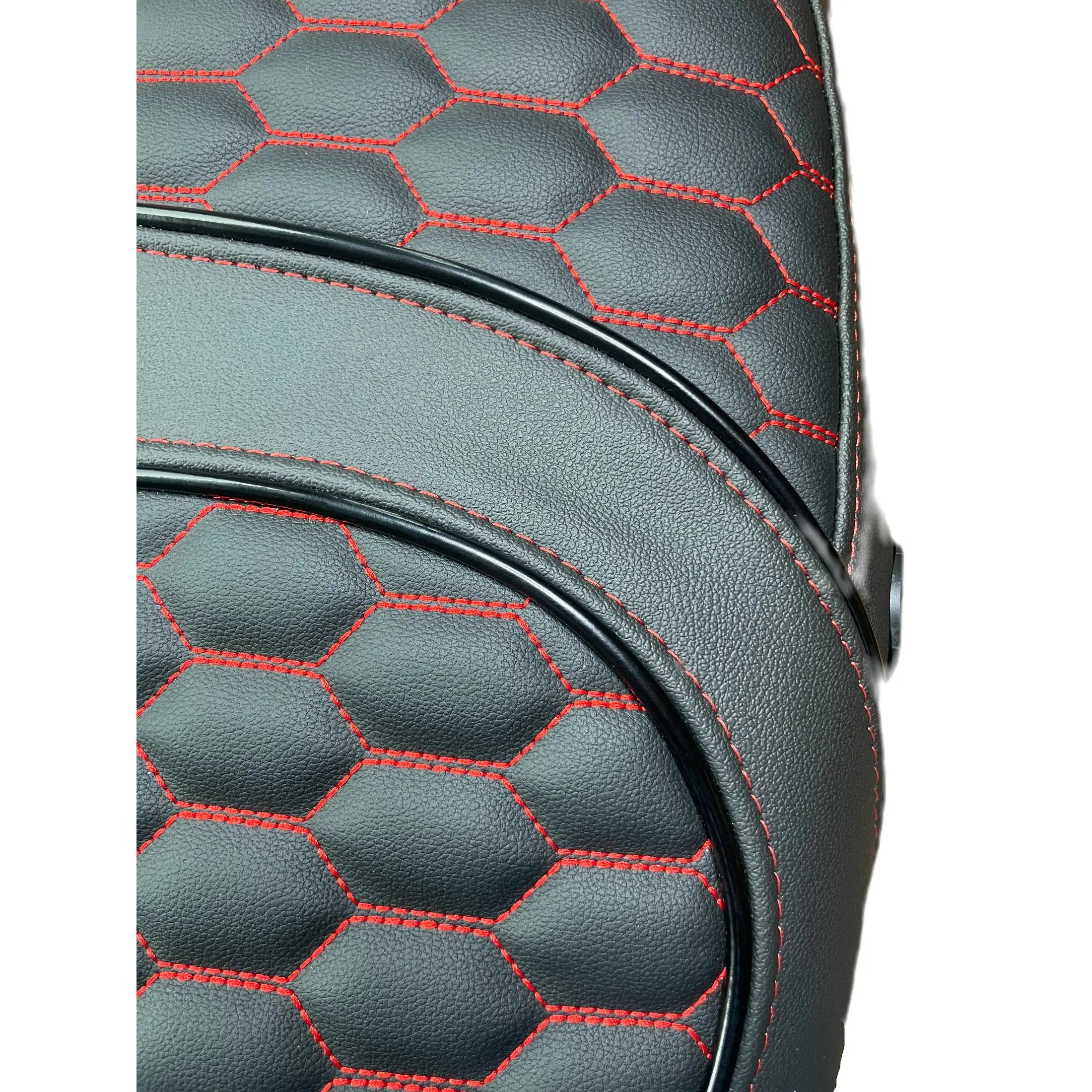 Vespa Sprint Custom Dubbelzits Zadel met RS-audi Rode Stiksels en Glans Zwarte Bies - High Quality - AE-trading