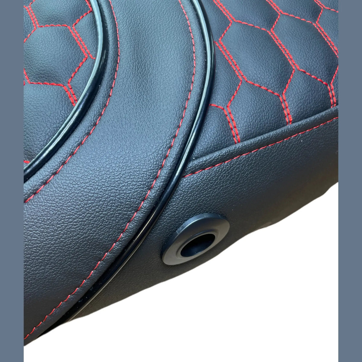 Vespa Sprint Custom Dubbelzits Zadel met RS-audi Rode Stiksels en Glans Zwarte Bies - High Quality - AE-trading