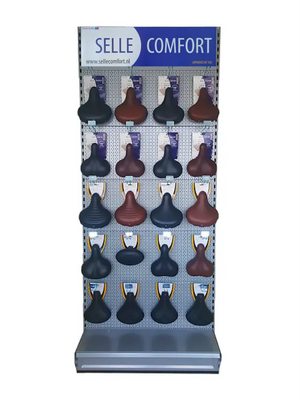 Selle Comfort schap met Zadels. Breedte 100cm, prijs op basis van 1 artikel per haak. Prijs is inclusief gratis magneetbord (art 0197) en schapkaarten. exclusief stellingmateriaal en toebehoren. Voor stellingwand zie art. 4606, 4619, 4620 en 4621 - AE-trading