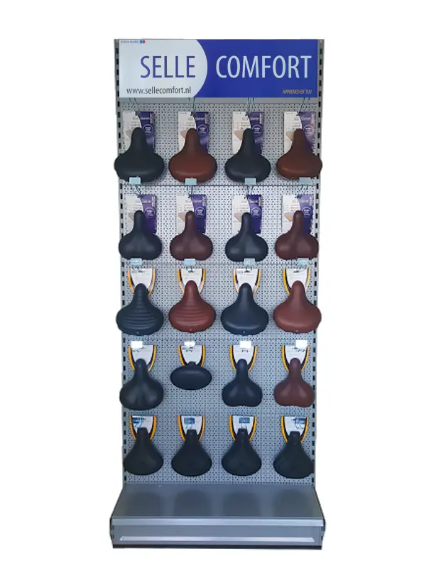 Selle Comfort schap met Zadels. Breedte 100cm, prijs op basis van 1 artikel per haak. Prijs is inclusief gratis magneetbord (art 0197) en schapkaarten. exclusief stellingmateriaal en toebehoren. Voor stellingwand zie art. 4606, 4619, 4620 en 4621 - AE-trading
