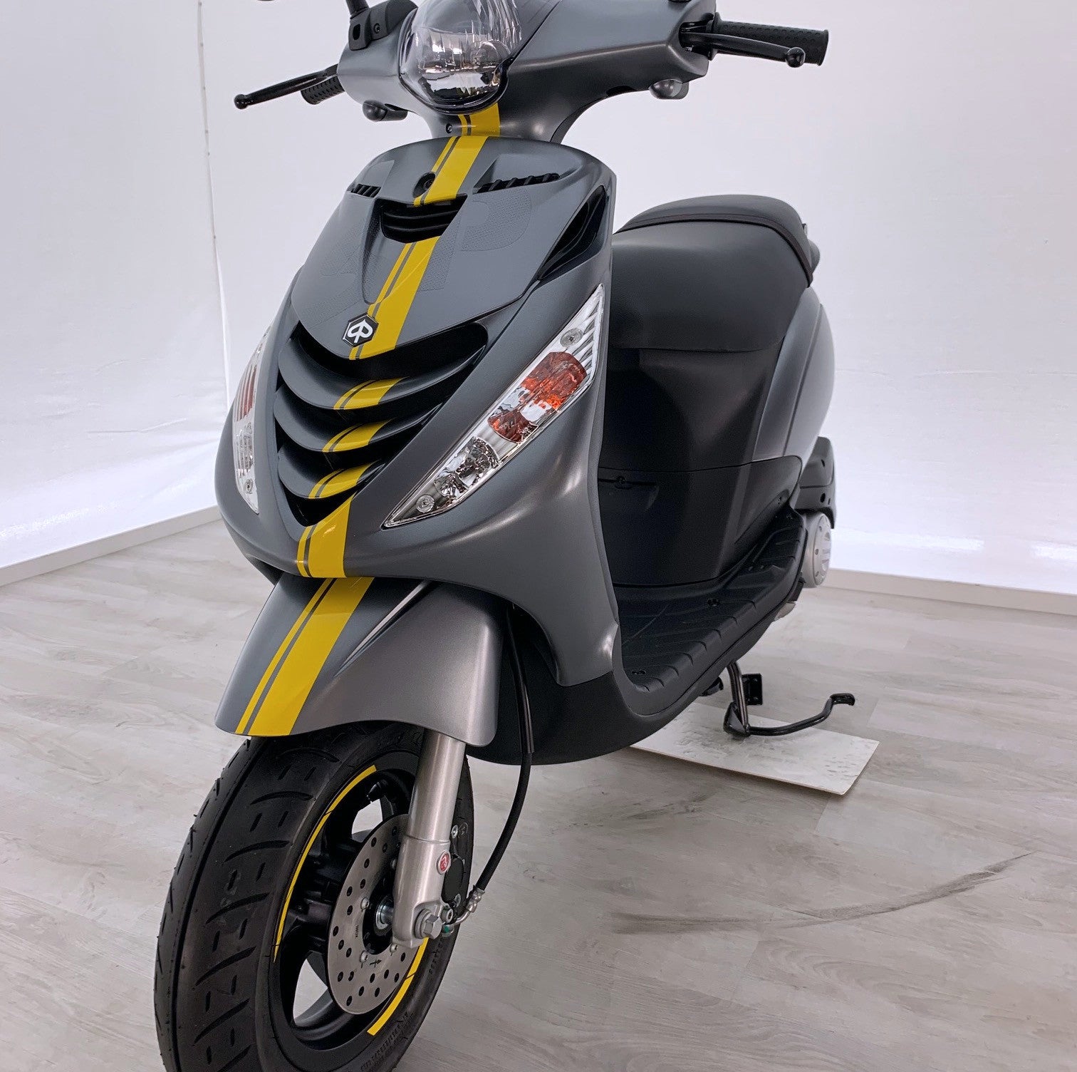 Stickerset CVS Mercedes AMG Geel | Piaggio Zip - AE-trading