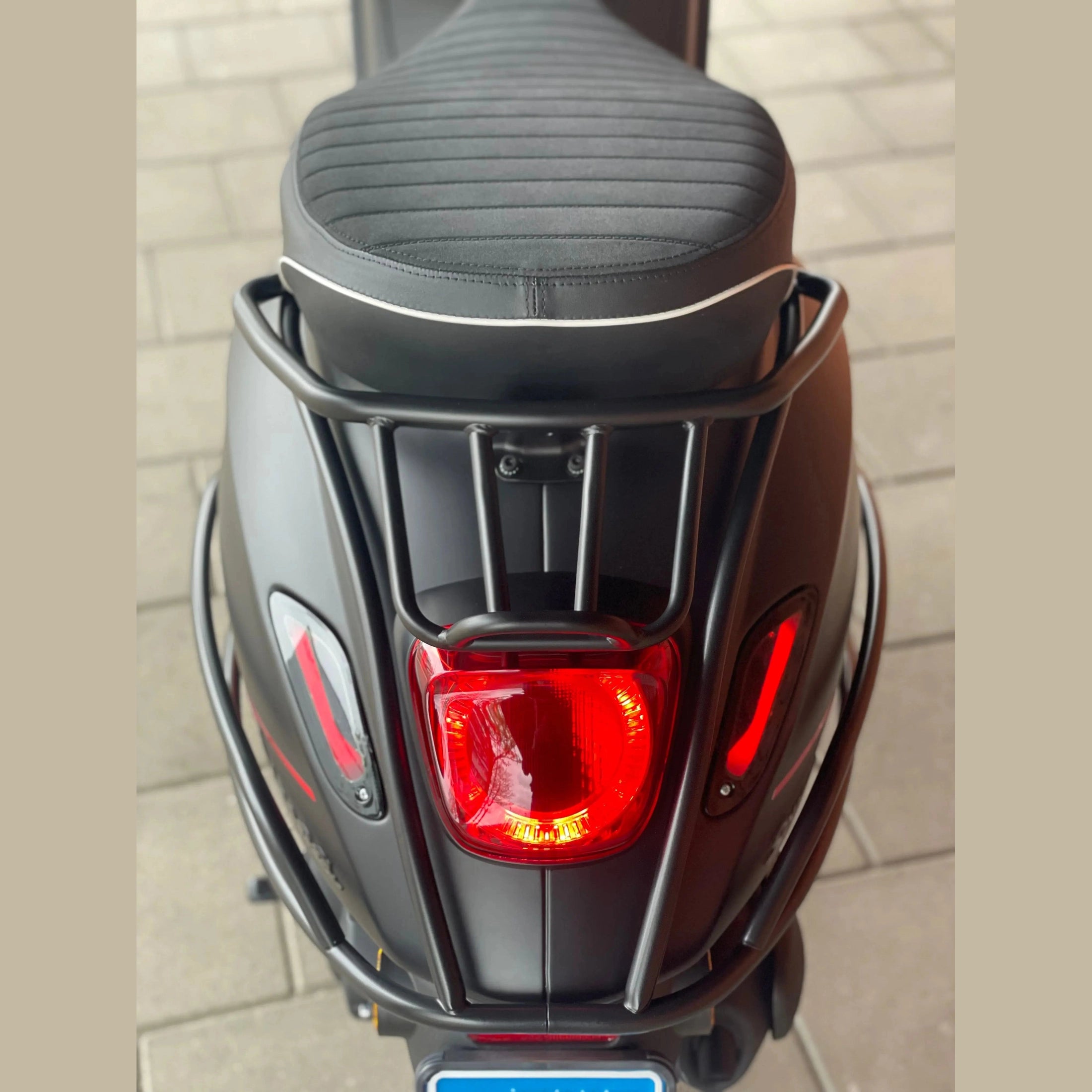 Achterdrager Indo style rekje met oppakbeugel sport voor Vespa Sprint en Primavera - zwart - AE-trading