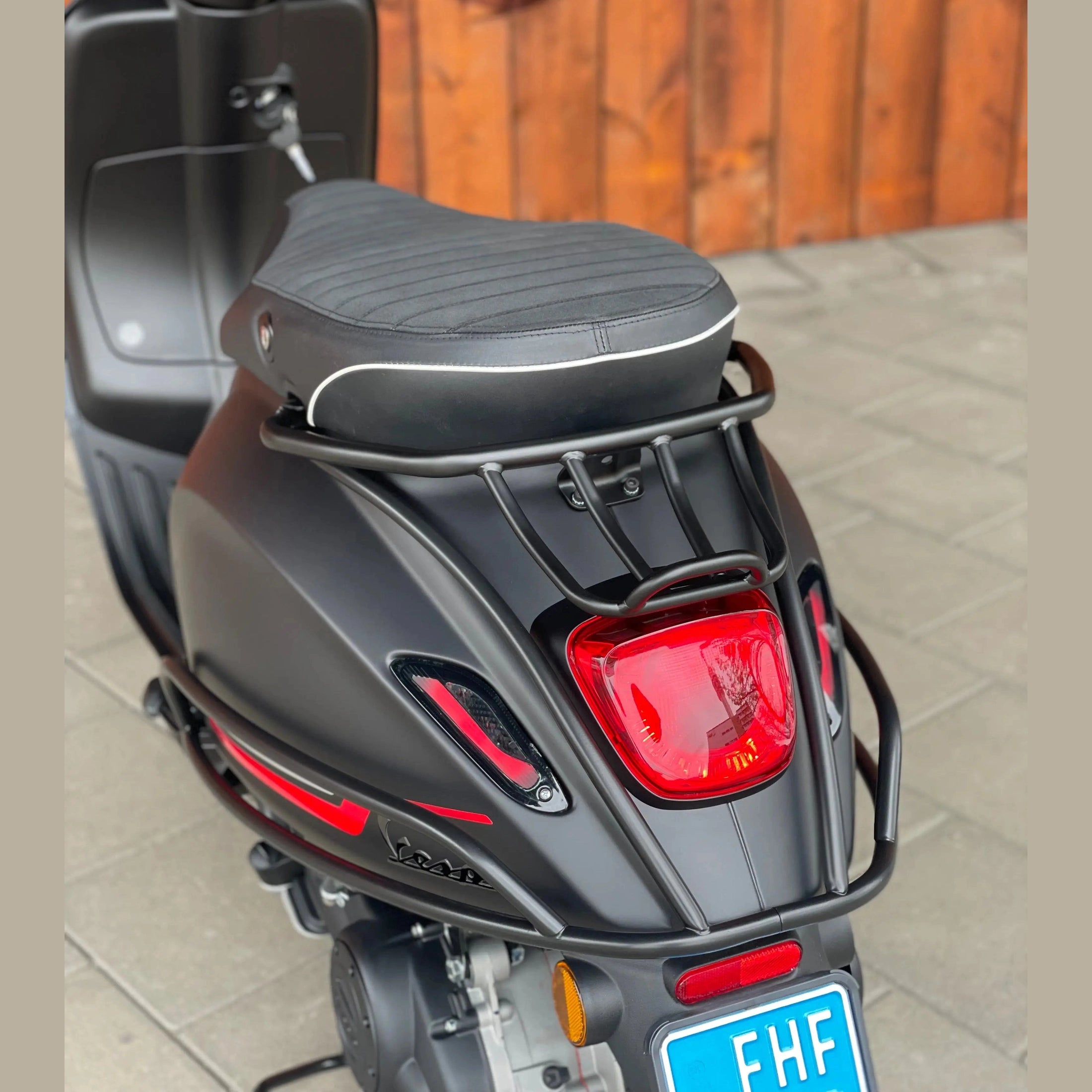 Achterdrager Indo style rekje met oppakbeugel sport voor Vespa Sprint en Primavera - zwart - AE-trading