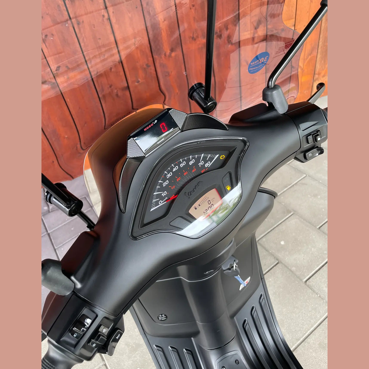 Koso toerenteller met houder Vespa Sprint - AE-trading