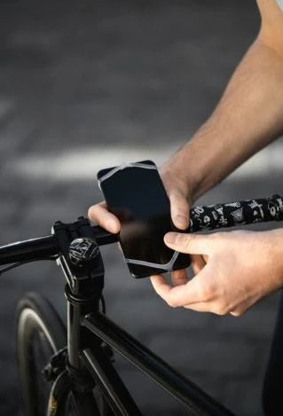 Telefoonhouder 'Finn' voor op het stuur, Universeel, elke telefoon past. De Finn wordt altijd geleverd met een code voor een stadskaart in de gratis te downloaden fiets navigatie app 'Bike Citizens'. Assorti kleur - AE-trading