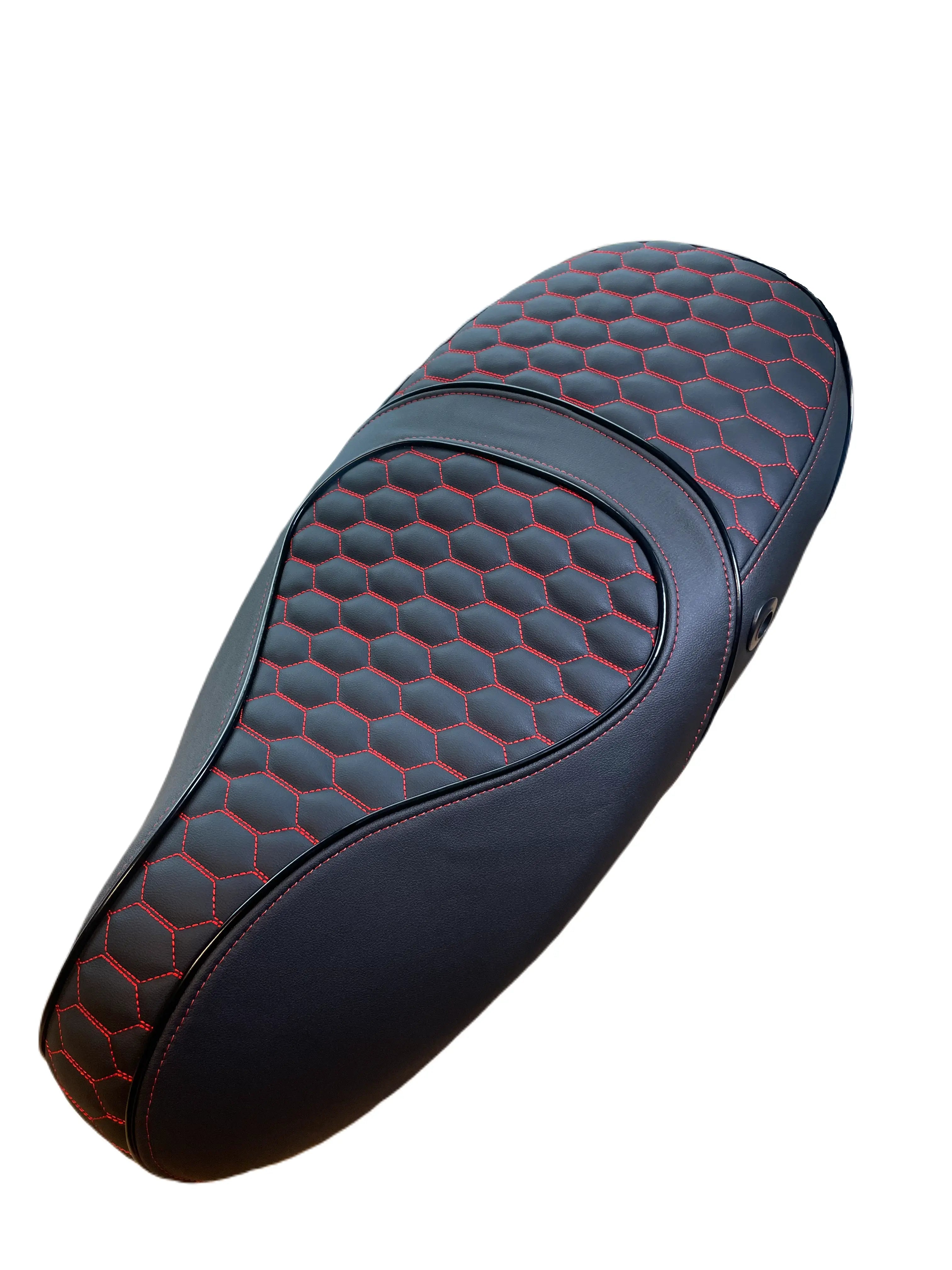 Vespa Sprint Custom Dubbelzits Zadel met RS-audi Rode Stiksels en Glans Zwarte Bies - High Quality