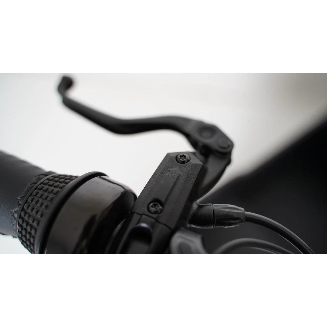 Qivelo Ananda Twowheel 48V – Mat Zwart/Bruin – Elektrische Bakfiets – 614Wh - AE-trading