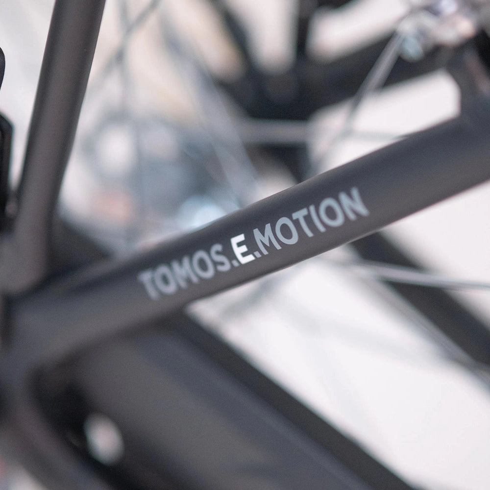 Tomos EB 08 – Coal Black Matt – Elektrische Stadsfiets – 28 inch – Ananda 250W Voorwielmotor – Shimano Nexus 3 Versnellingen – 522 Wh Accu – Framemaat 50 cm - AE-trading