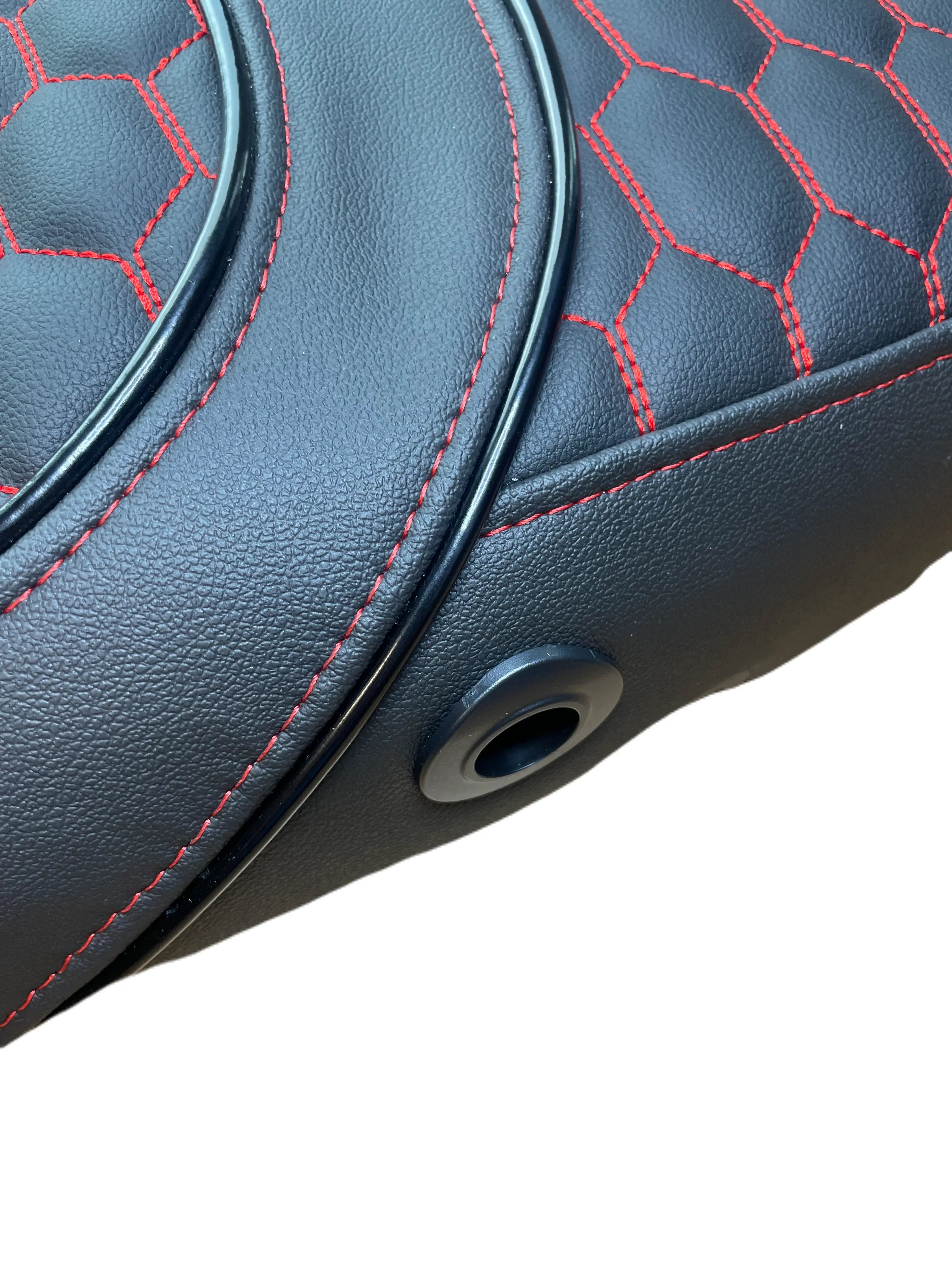 Vespa Sprint Custom Dubbelzits Zadel met RS-audi Rode Stiksels en Glans Zwarte Bies - High Quality - AE-trading