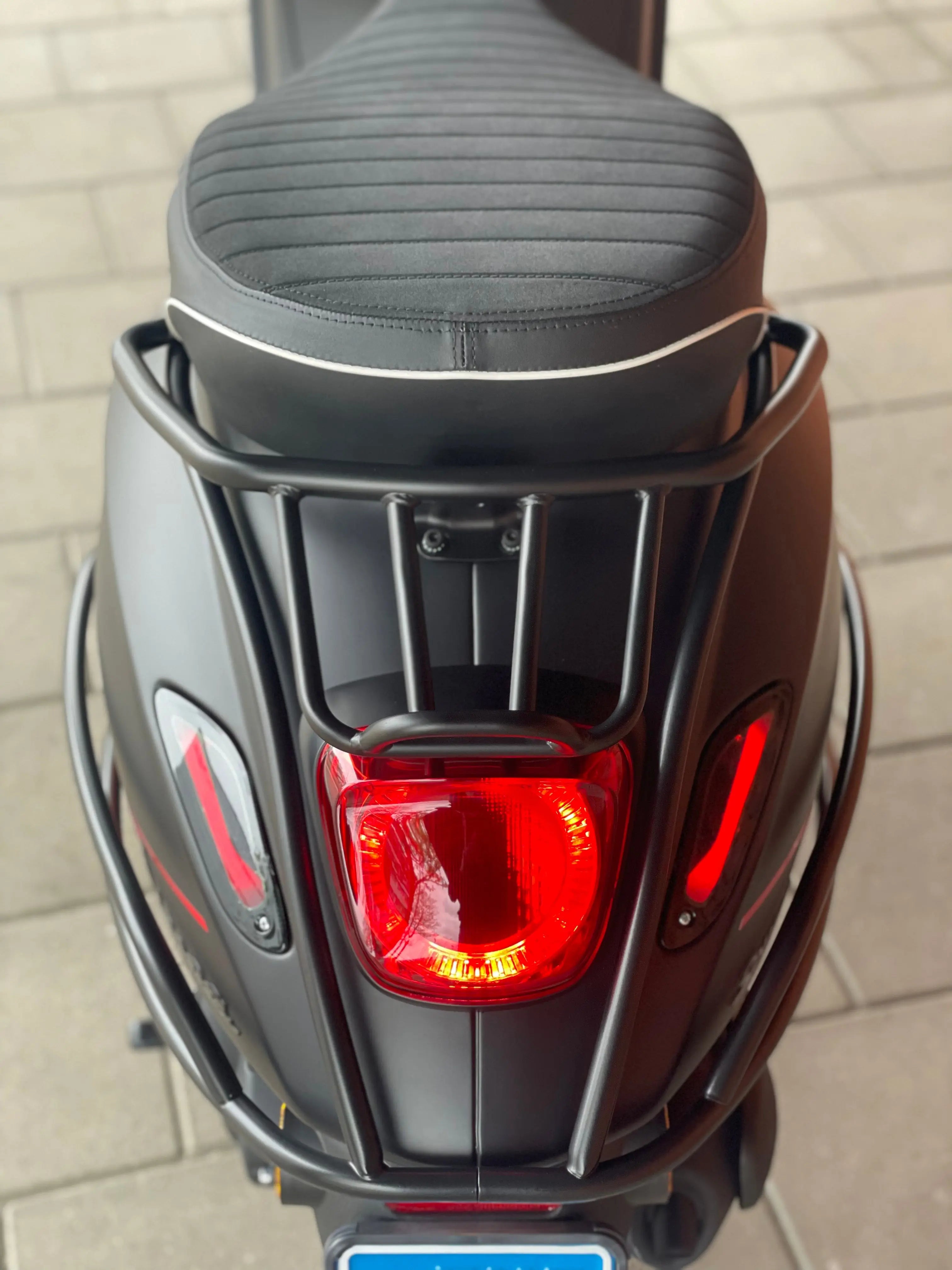 Achterdrager Indo style rekje met oppakbeugel sport voor Vespa Sprint en Primavera - zwart - AE-trading